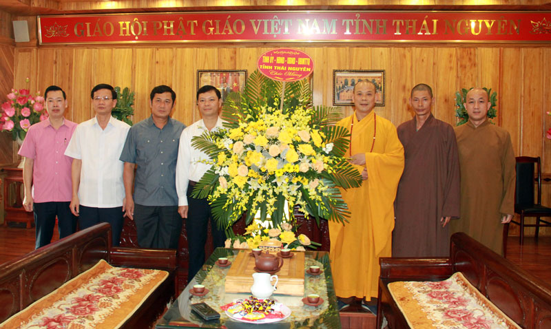 Lãnh đạo tỉnh tặng hoa, chúc mừng nhân dịp Đại lễ Phật đản