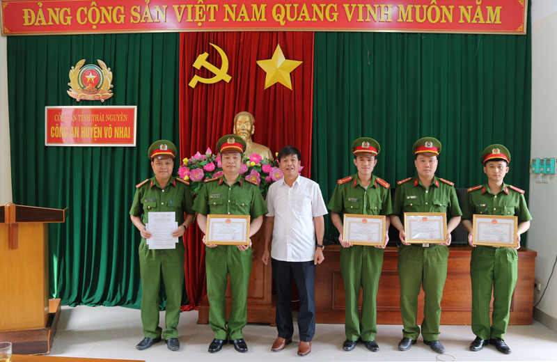 Thưởng nóng 10 triệu đồng cho Công an huyện về thành tích phá án