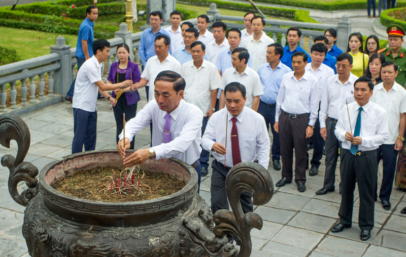 Các đồng chí lãnh đạo tỉnh dâng hương tưởng niệm Chủ tịch Hồ Chí Minh