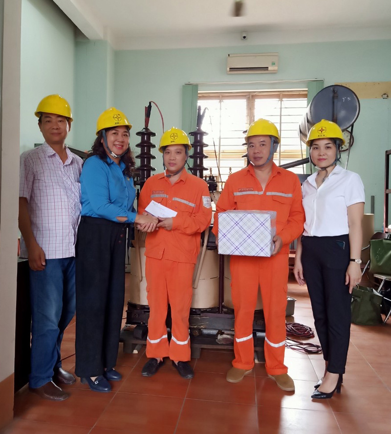 Thăm hỏi, tặng quà người lao động có hoàn cảnh khó khăn