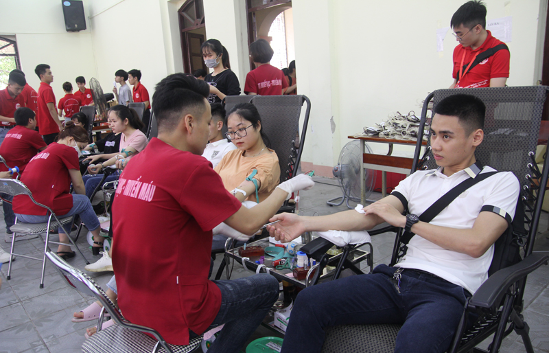 Trên 700 đoàn viên, sinh viên tham gia hiến máu tình nguyện