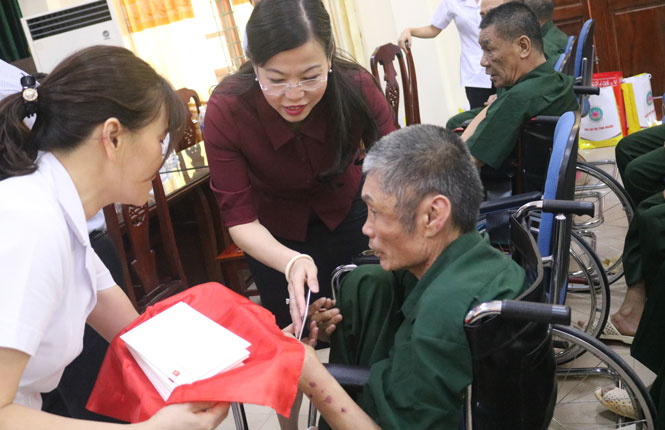 Thăm, tặng quà người có công với cách mạng