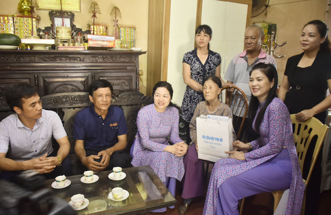 Tri ân các Anh hùng liệt sĩ, gia đình chính sách
