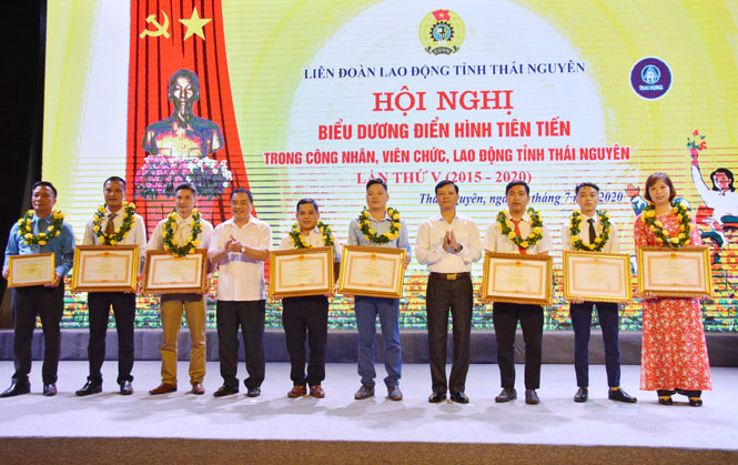 Gần 160 tập thể, cá nhân được biểu dương, khen thưởng