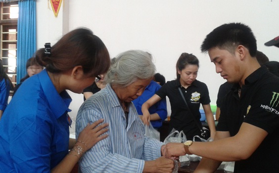 150 suất cơm dành tặng bệnh nhân nghèo.