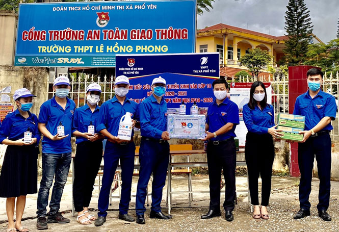 Động viên, tặng quà tình nguyện viên “Tiếp sức mùa thi”