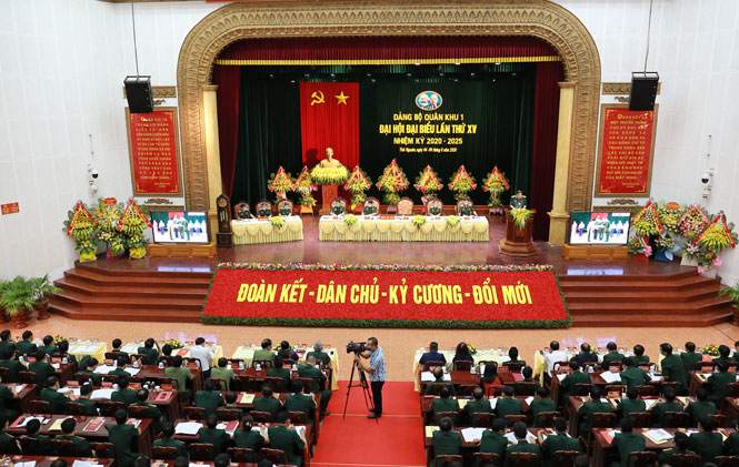 Xây dựng Đảng bộ Quân khu vững mạnh