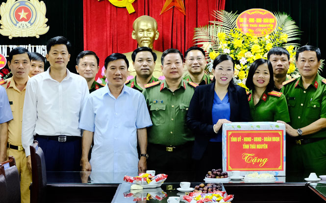 Các đồng chí lãnh đạo tỉnh chúc mừng lực lượng Công an