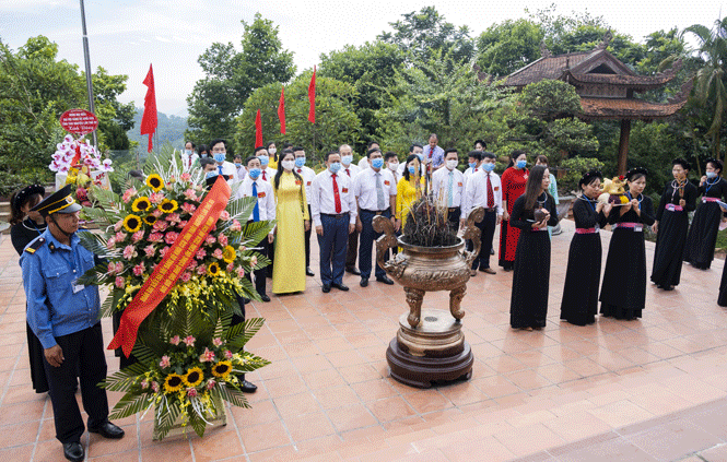 Dâng hương báo công với Bác