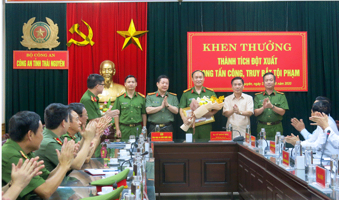 Khen thưởng đột xuất các tập thể trong điều tra, truy bắt tội phạm
