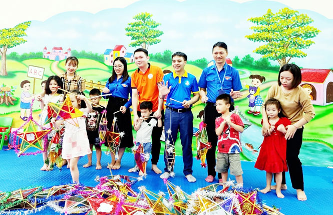Tết Trung thu đến sớm với trẻ em thiệt thòi