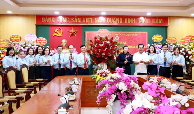 Các đồng chí lãnh đạo tỉnh chúc mừng Ban Dân vận Tỉnh ủy nhân Ngày truyền thống