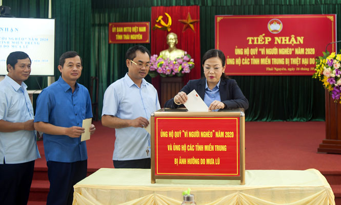 Tiếp nhận ủng hộ Quỹ “Vì người nghèo”