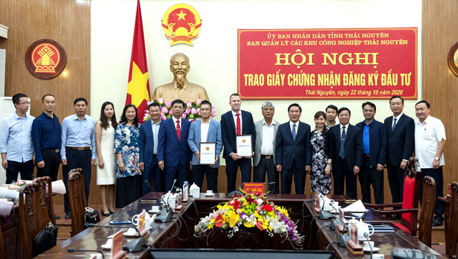 Trao Giấy chứng nhận đầu tư 2 dự án nước ngoài