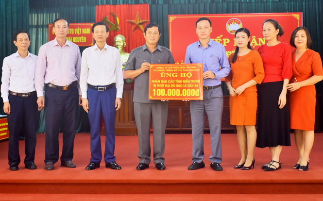 Tiếp nhận hỗ trợ đồng bào miền Trung