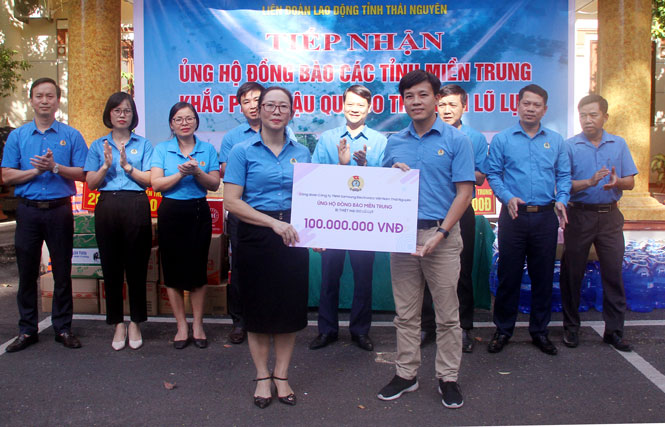 Tiếp nhận ủng hộ đồng bào các tỉnh miền Trung khắc phục hậu quả do thiên tai, lũ lụt
