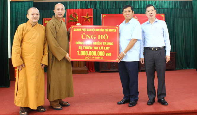 Tiếp nhận ủng hộ đồng bào miền Trung bị thiên tai