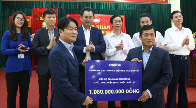 Tiếp nhận ủng hộ đồng bào miền Trung