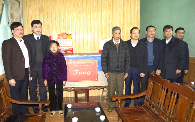 Lãnh đạo tỉnh tặng quà cho các hộ nghèo, cận nghèo