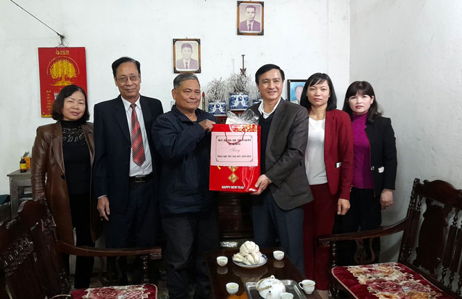 Thăm, tặng quà gia đình chiến sĩ đang công tác tại Trường Sa