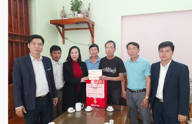 Tặng quà Tết gia đình cán bộ, chiến sĩ Trường Sa