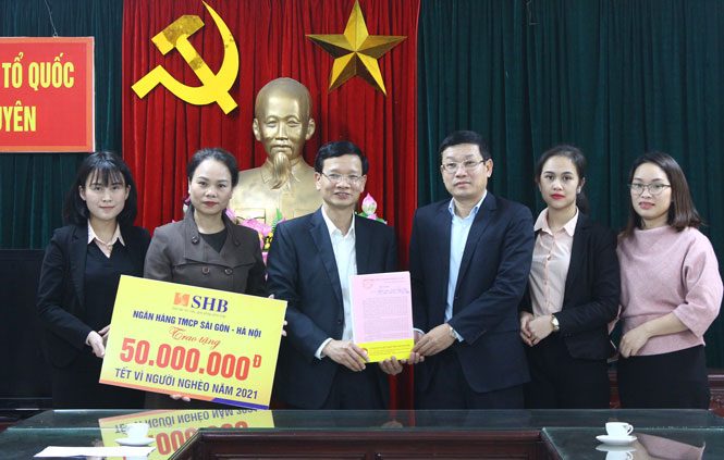 Tiếp nhận ủng hộ Tết vì người nghèo