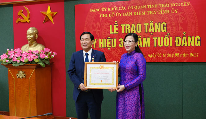Trao tặng Huy hiệu Đảng
