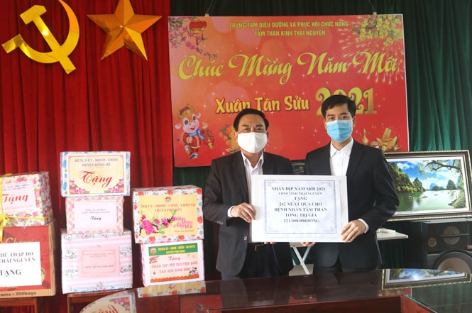 Trao quà Tết cho đối tượng bảo trợ xã hội.