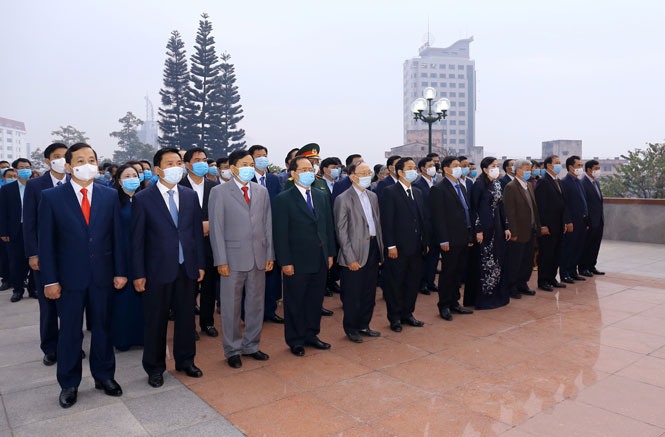 Các đồng chí lãnh đạo tỉnh dâng hương tưởng nhớ Chủ tịch Hồ Chí Minh và các Anh hùng liệt sĩ