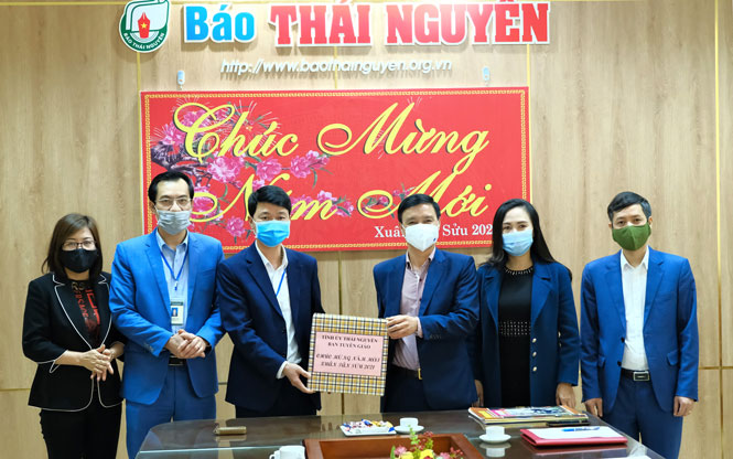 Thăm, động viên cơ quan báo chí nhân dịp đầu Xuân mới