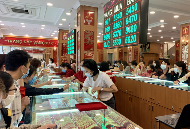 Đông khách mua vàng ngày vía Thần Tài