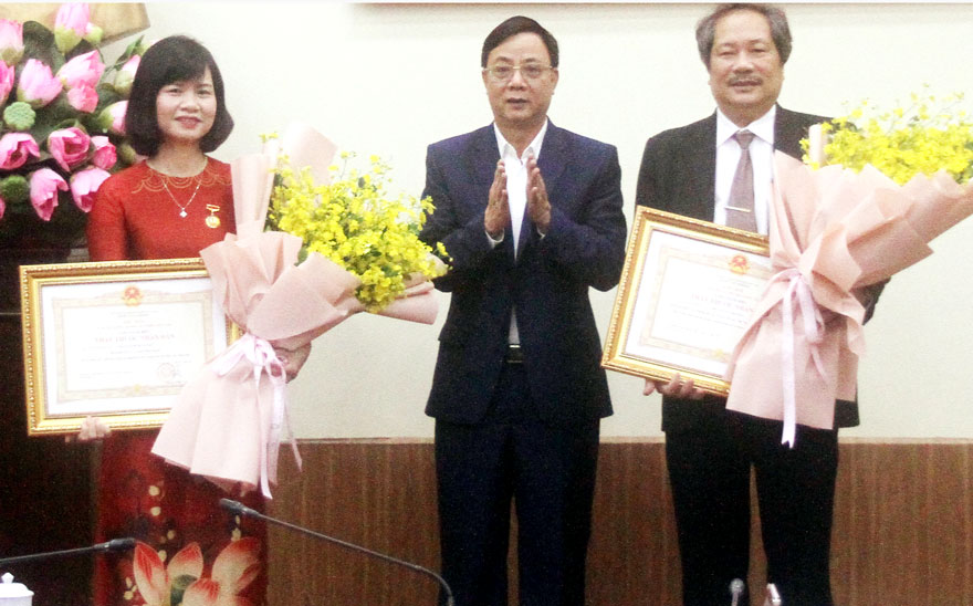 Trao tặng danh hiệu Thầy thuốc Nhân dân