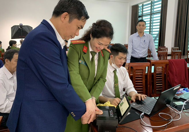 Những công dân đầu tiên làm thủ tục cấp thẻ Căn cước