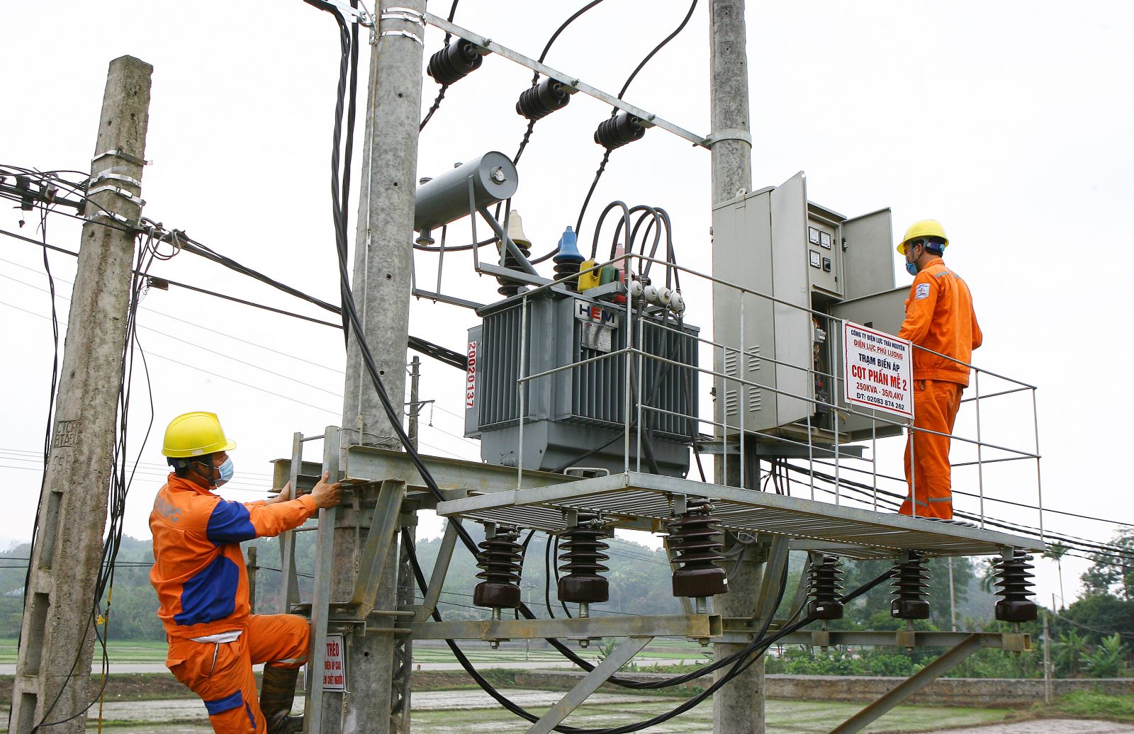 Khắc phục tình trạng điện yếu ở các xóm vùng sâu, vùng xa