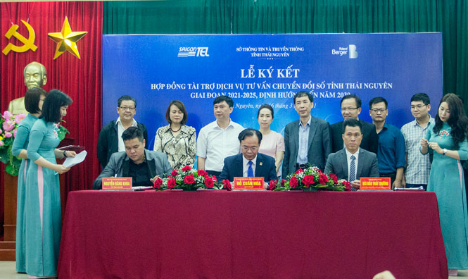 Ký kết hợp đồng tài trợ tư vấn chuyển đổi số