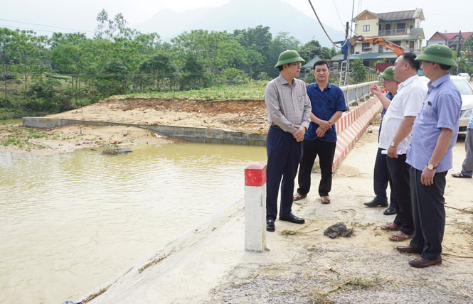 Khẩn trương khắc phục hậu quả trận lũ ống