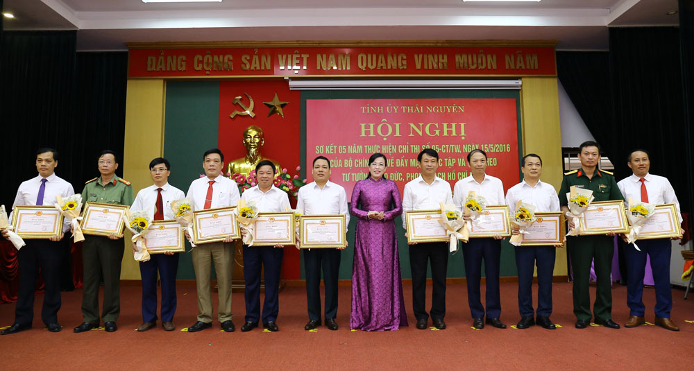 Để việc nêu gương trở thành hành động tự giác, thường xuyên