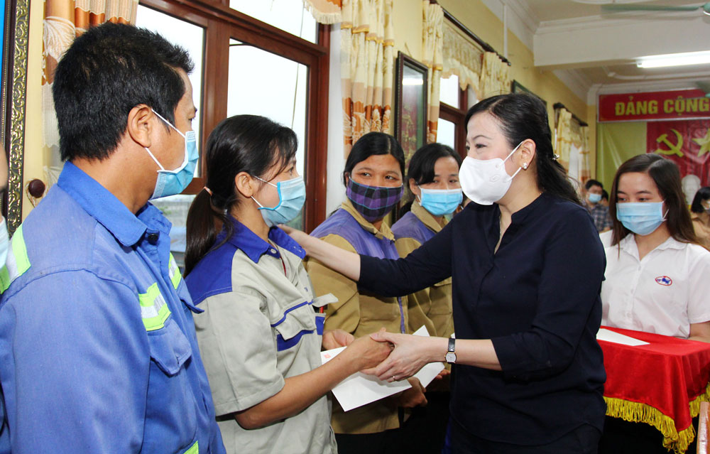 Đồng chí Bí thư Tỉnh uỷ thăm, tặng quà công nhân có hoàn cảnh khó khăn