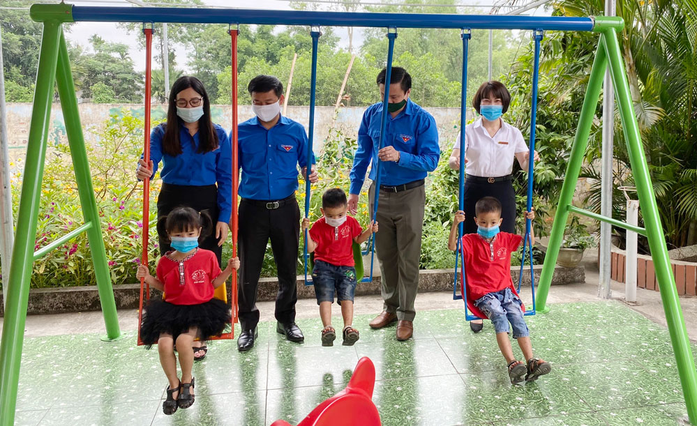 Trao tặng điểm vui chơi cho thiếu nhi