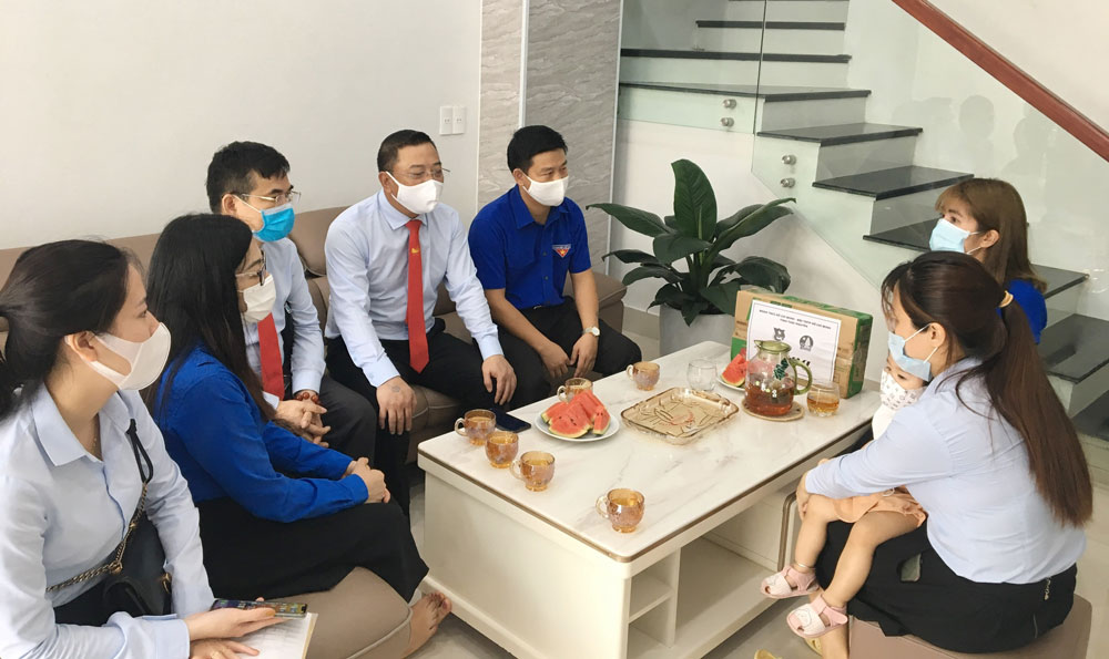Thăm, động viên gia đình y, bác sĩ, cán bộ Đoàn tham gia phòng, chống dịch