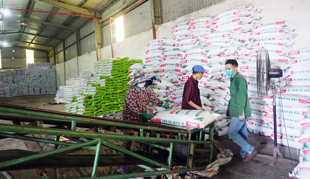 Sẵn sàng cung ứng vật tư cho sản xuất vụ mùa