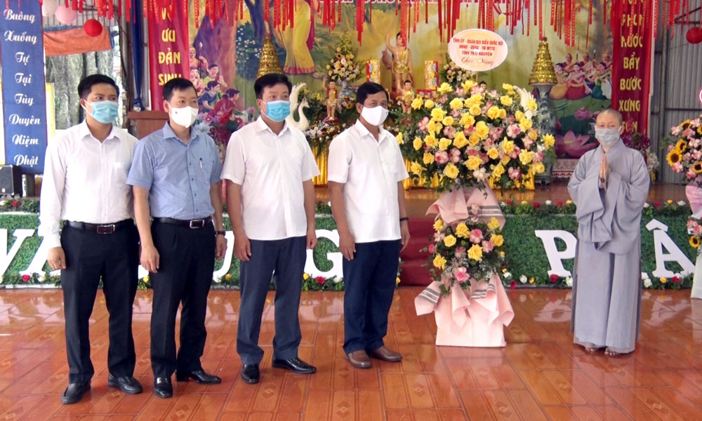 Thăm, tặng hoa chúc mừng nhân Đại lễ Phật đản