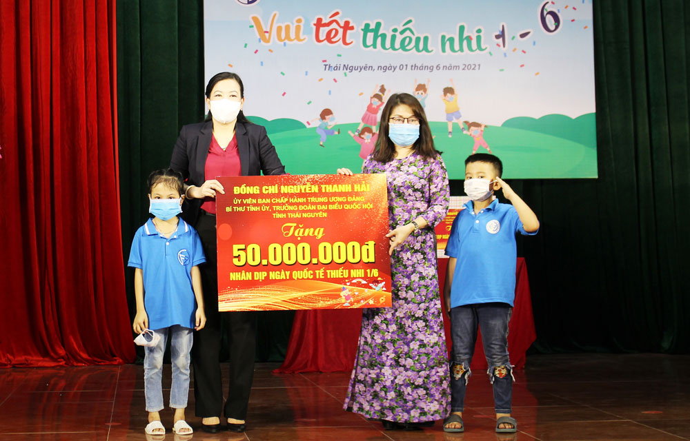 Đồng chí Bí thư Tỉnh ủy thăm và tặng quà thiếu nhi khuyết tật