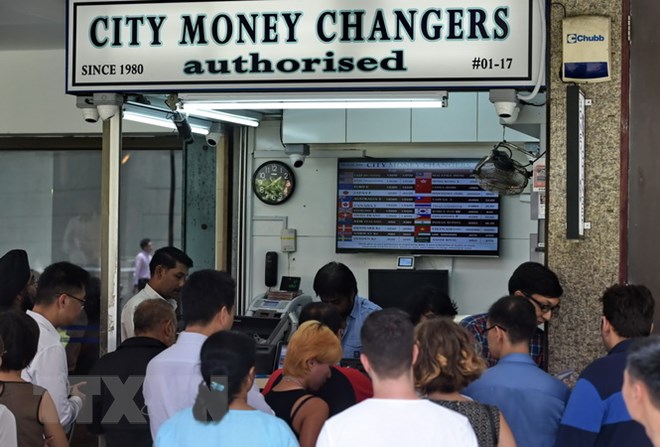 Singapore siết chặt chính sách tiền tệ lần đầu tiên trong 6 năm qua