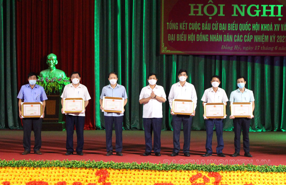 Khen thưởng nhiều tập thể, cá nhân xuất sắc