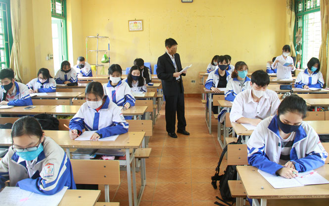 Học sinh lớp 12 được trở lại trường để ôn thi tốt nghiệp