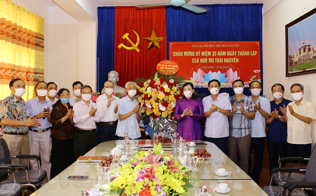 Đồng chí Bí thư Tỉnh uỷ chúc mừng CLB Hưu trí Thái Nguyên