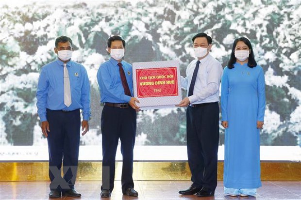 Chủ tịch Quốc hội tặng quà công nhân, người lao động tỉnh Đắk Lắk