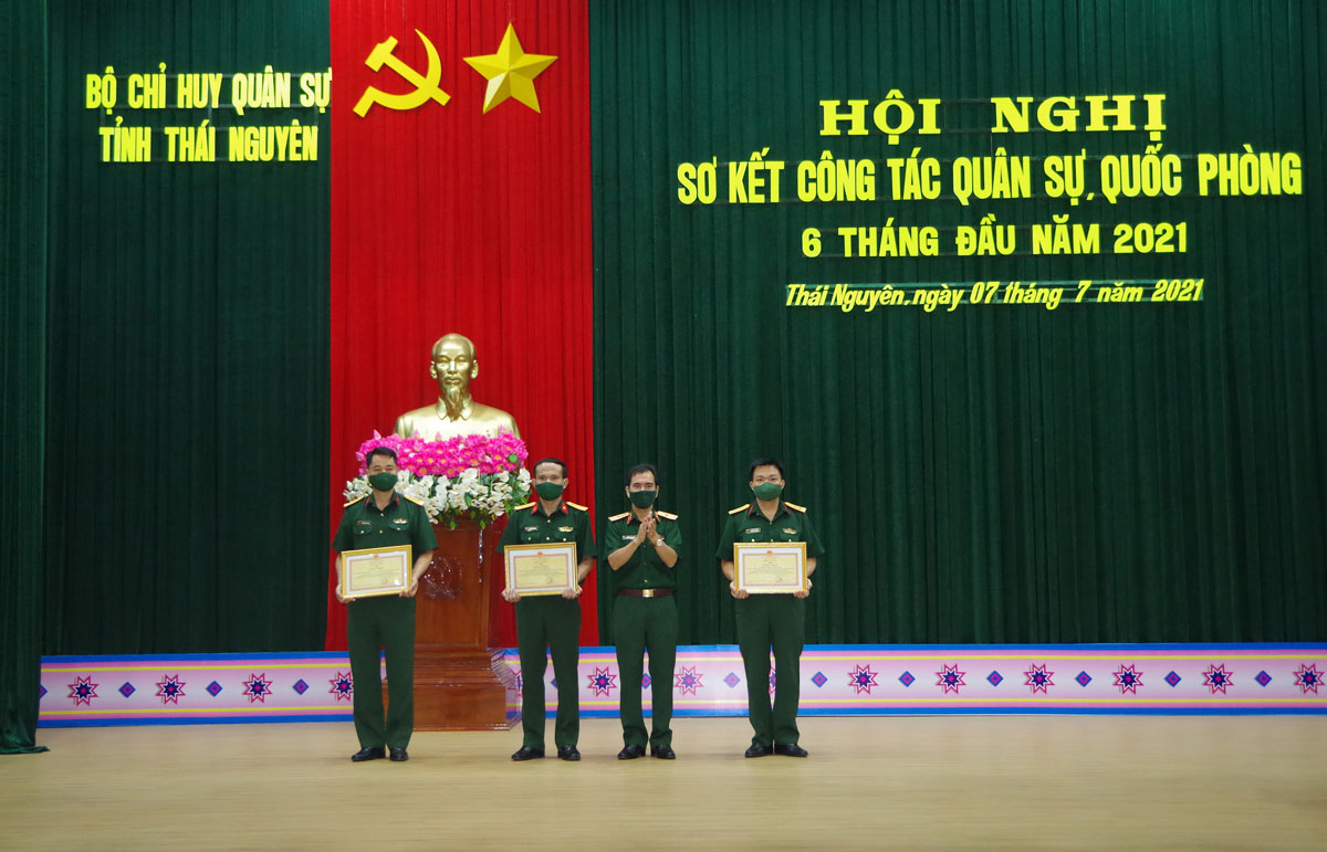 Xây dựng lực lượng thường trực, dự bị động viên, dân quân tự vệ vững mạnh