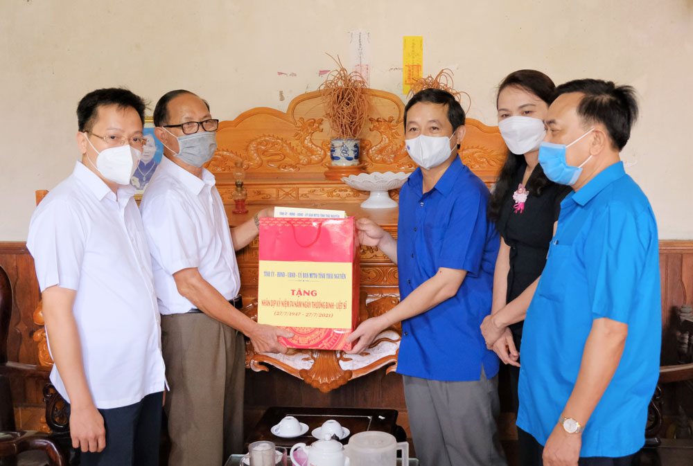 Thăm, tặng quà các gia đình chính sách, người có công